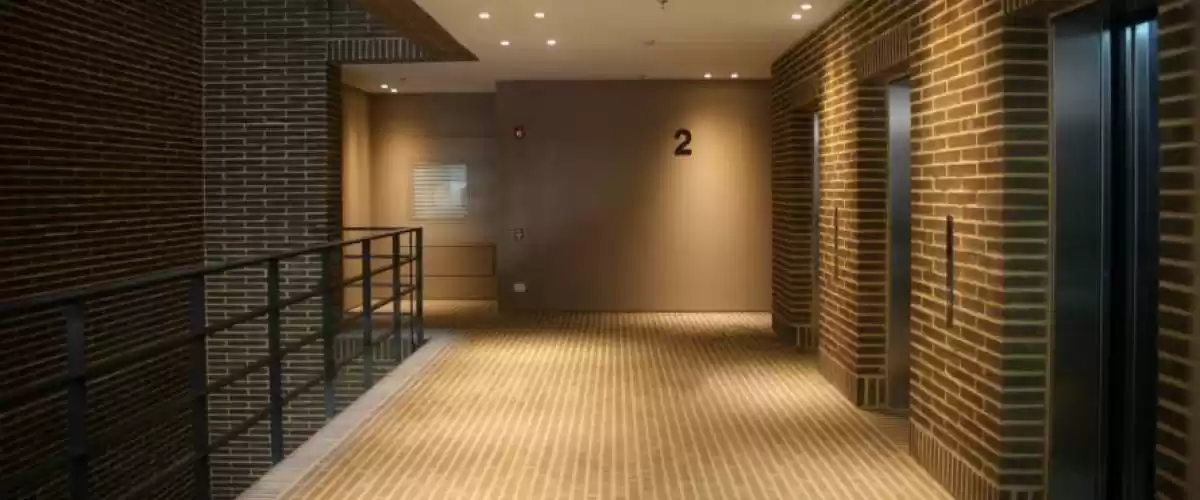 3 ascensores desde sótanos hasta piso 9. 