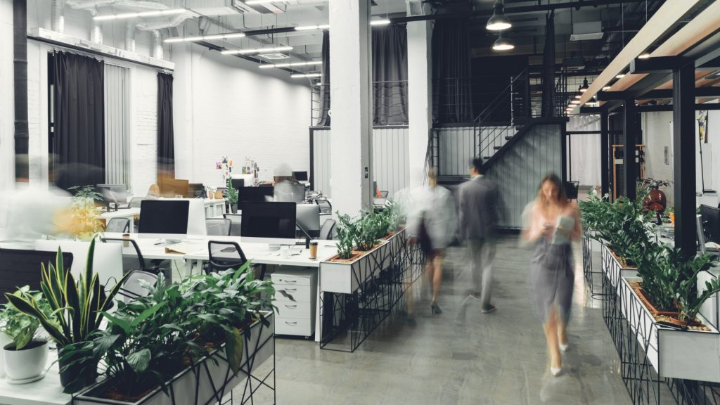 Interior de oficina con movimiento de personas
