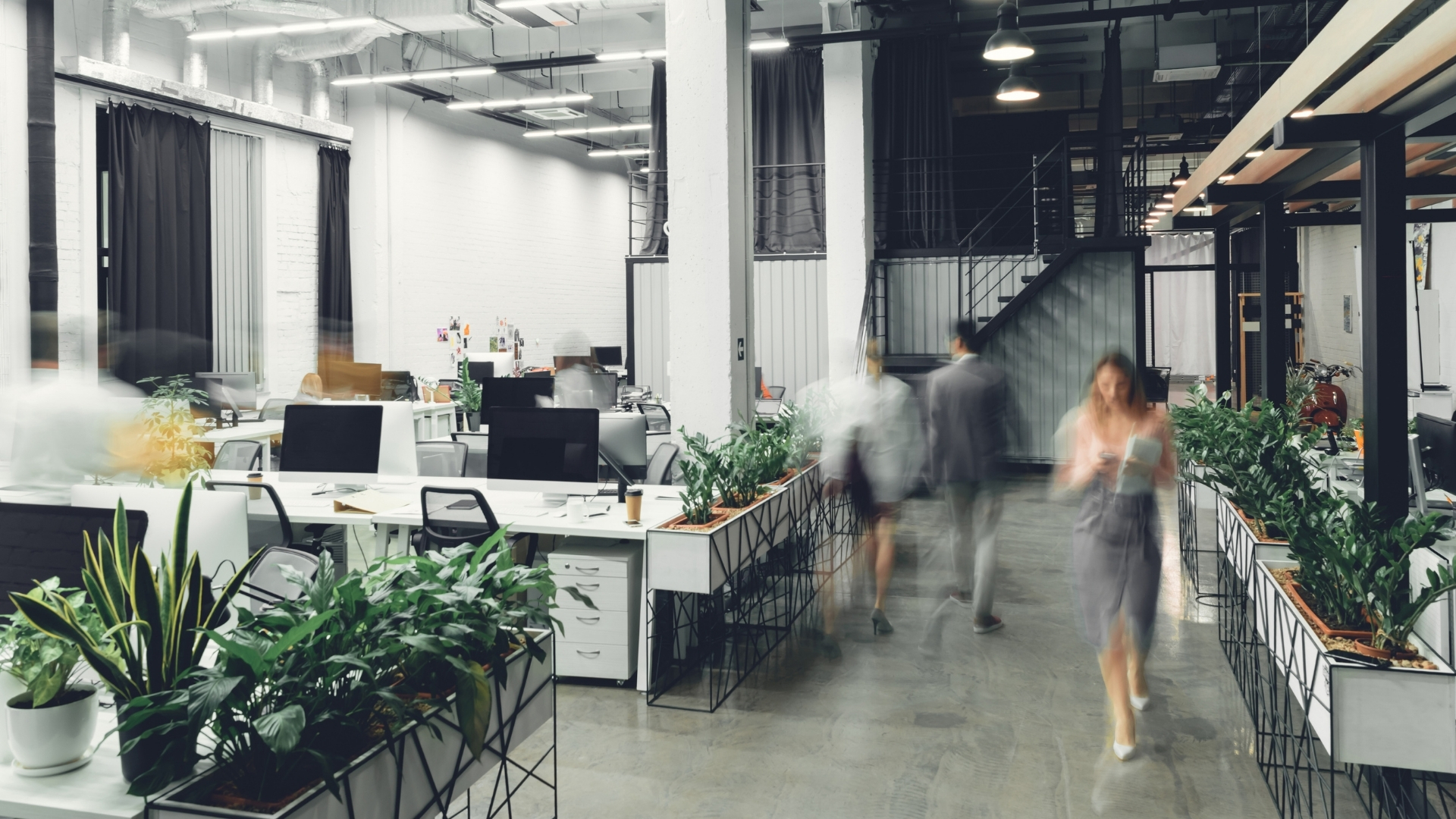 Interior de oficina con movimiento de personas