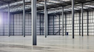 vista interior bodega industrial vacia con columnas