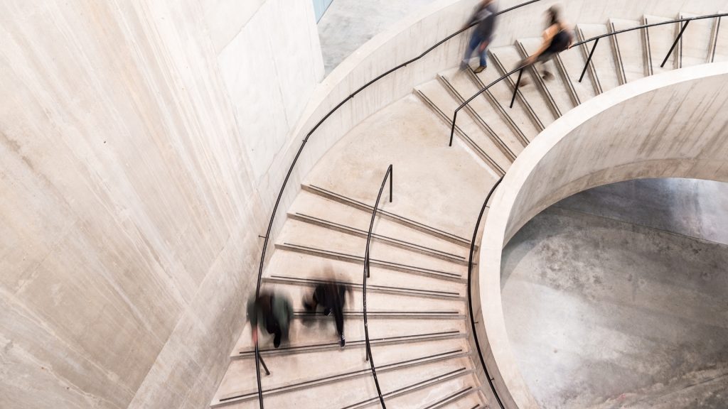 escaleras con personas en movimiento