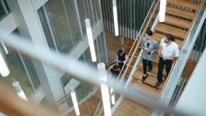 escaleras con hombre y mujer bajando