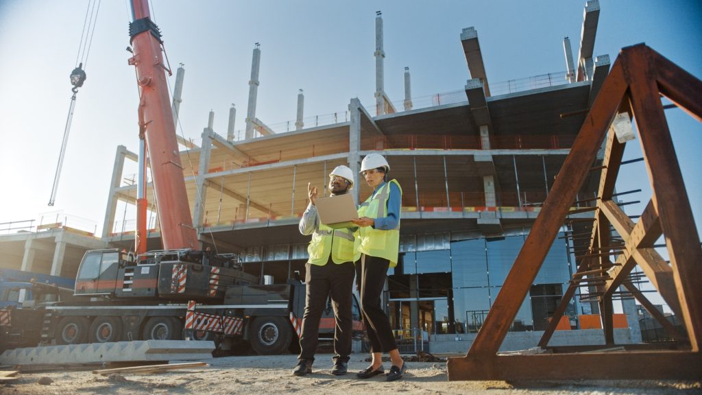 dos trabajadores en obra en construcción